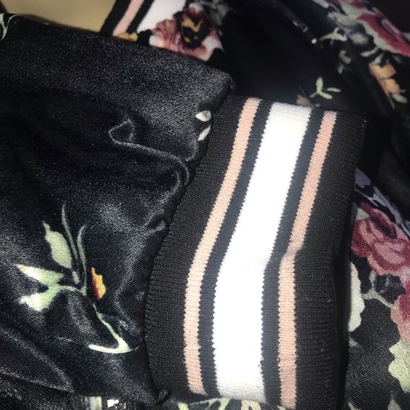 Flower print jacket in black - Picture 5 of 8